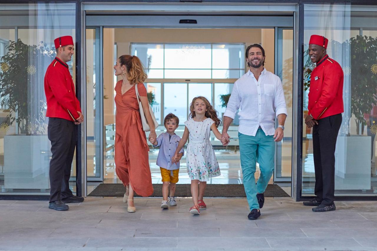 Bahia Principe Fantasia Tenerife San Miguel de Abona Esterno foto Family at the entrance of a hotel