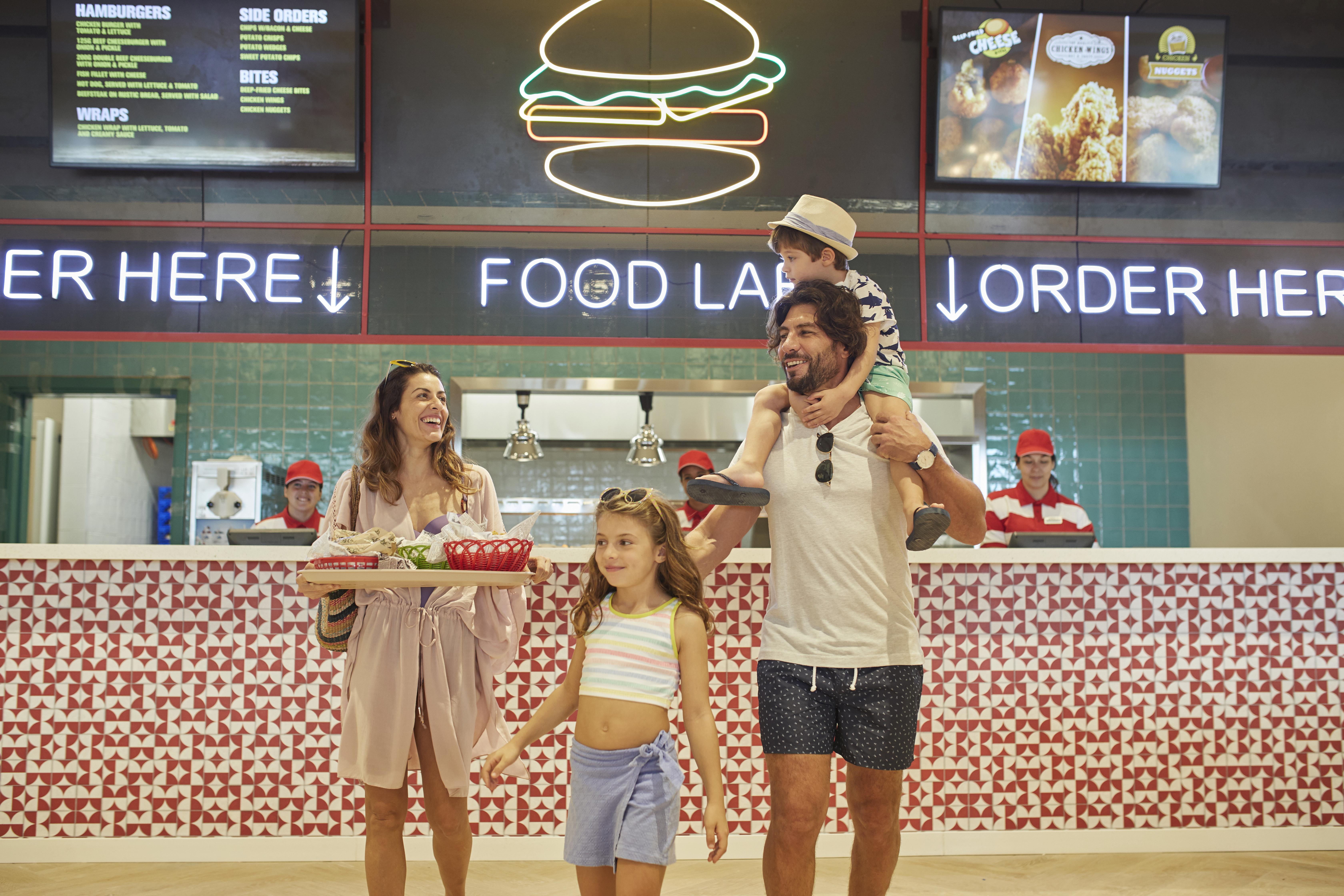 Bahia Principe Fantasia Tenerife San Miguel de Abona Esterno foto Family at the food court