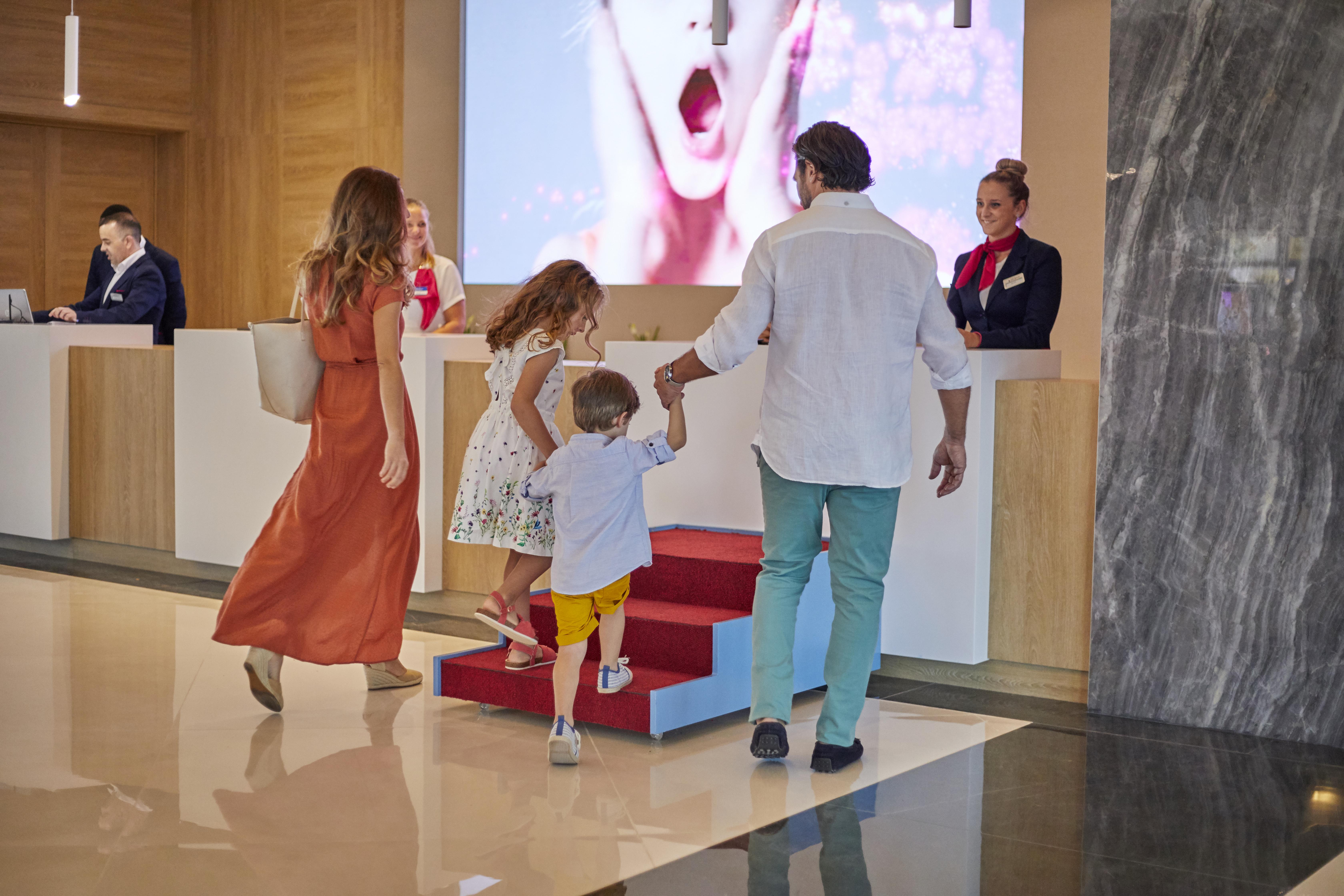 Bahia Principe Fantasia Tenerife San Miguel de Abona Esterno foto Crown Prince Frederik, Crown Princess Mary, Prince Christian and Princess Isabella at the opening of the hotel.